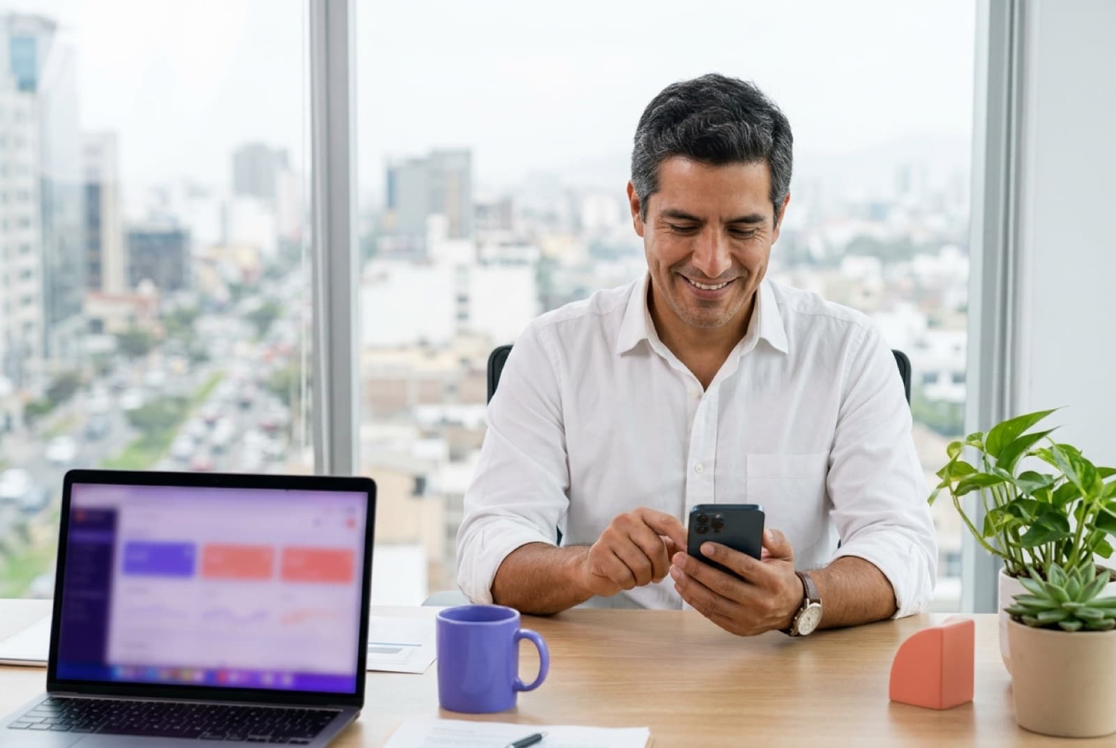 Empresario aprobando en su celular el trabajo que preparó un agente de IA