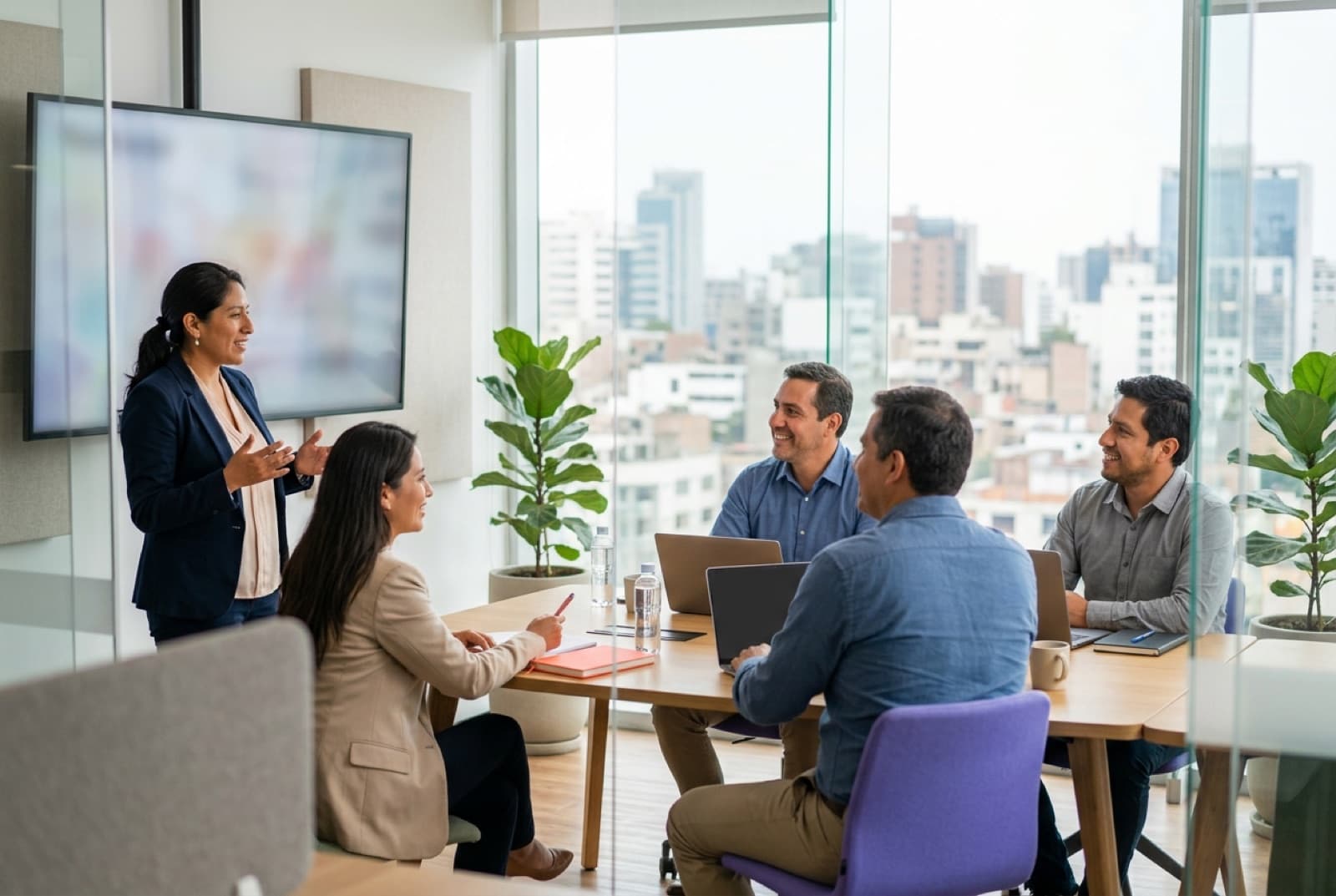 Equipo de una empresa de servicios en una reunión con vista a la ciudad
